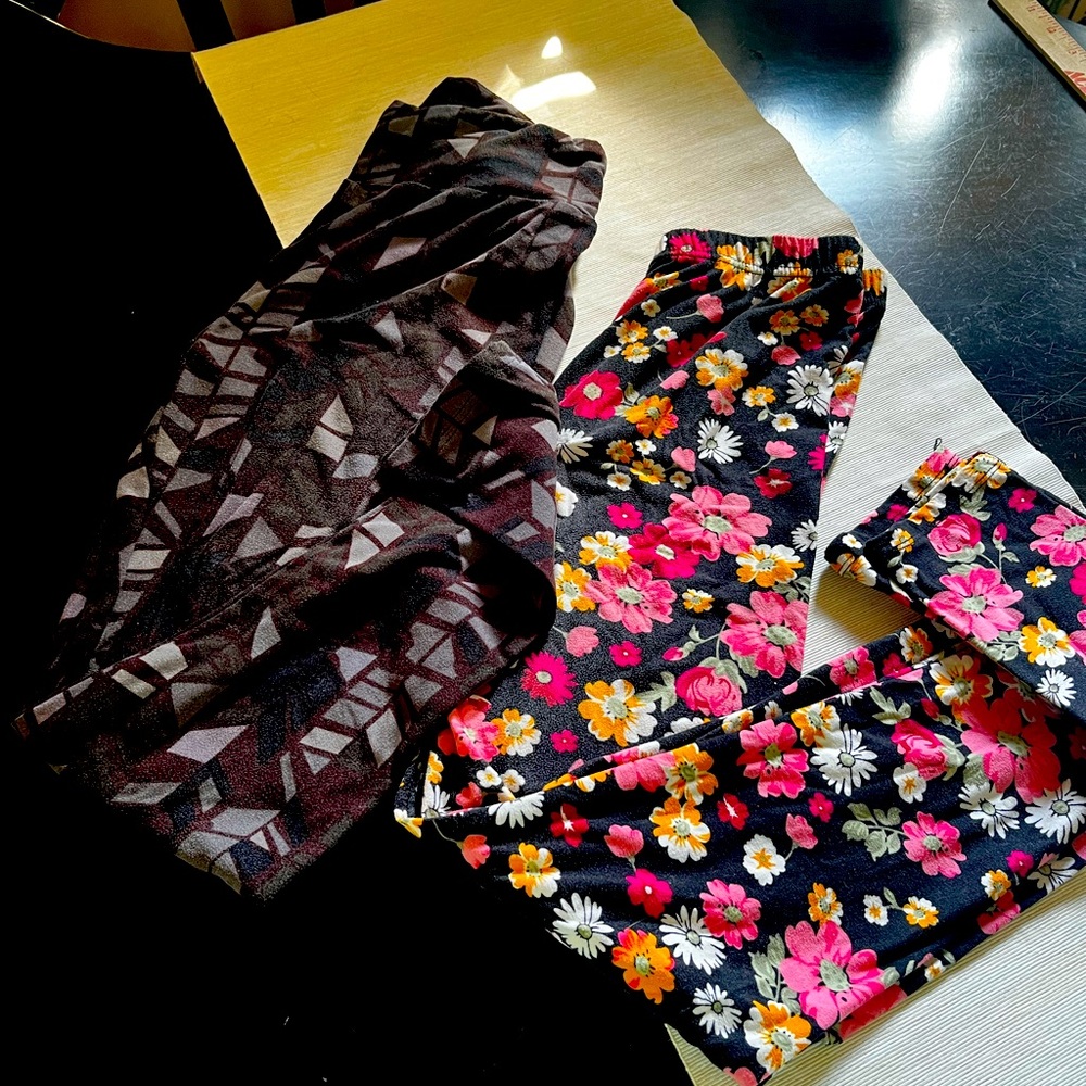 2 pairs of leggings